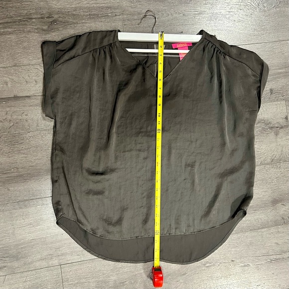 3 for $20 Beautiful silky v neck, loose fit, XL, keyhole back detail - Picture 9 of 9